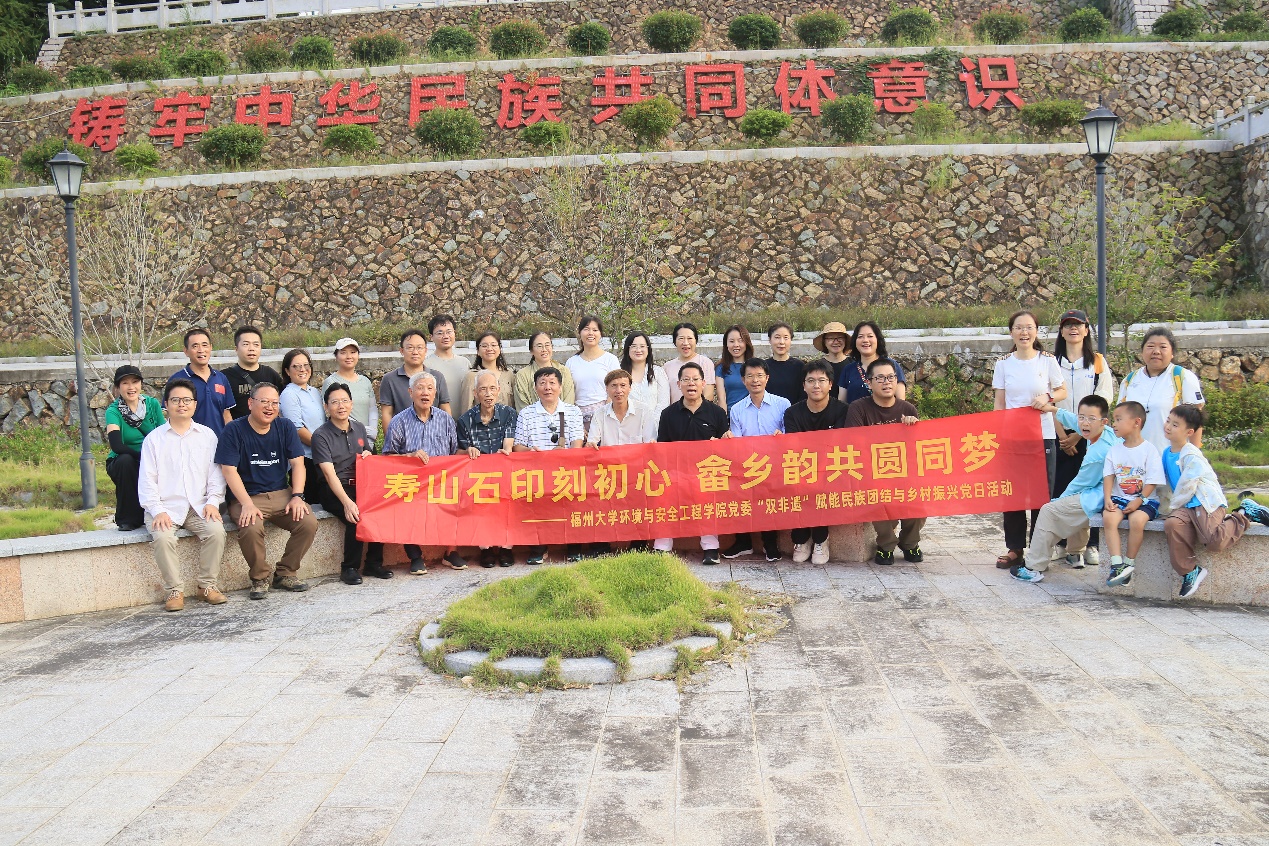 一群人站在围栏边AI 生成的内容可能不正确。