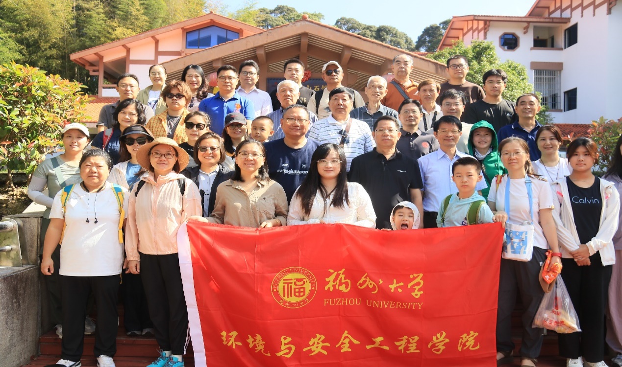 一群人站在一起AI 生成的内容可能不正确。