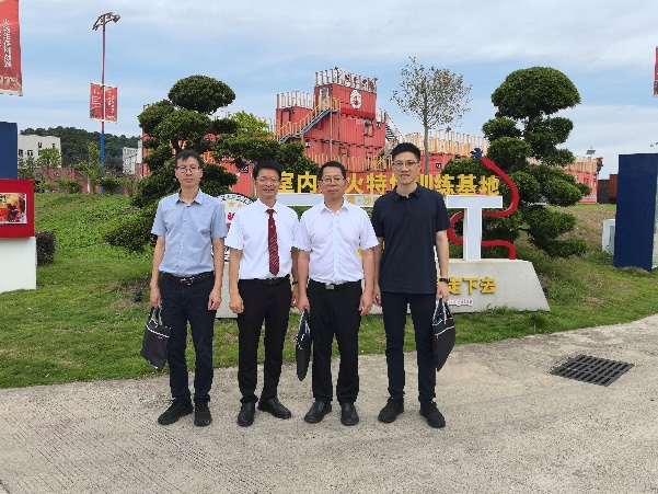 一群人站在草地上AI 生成的内容可能不正确。